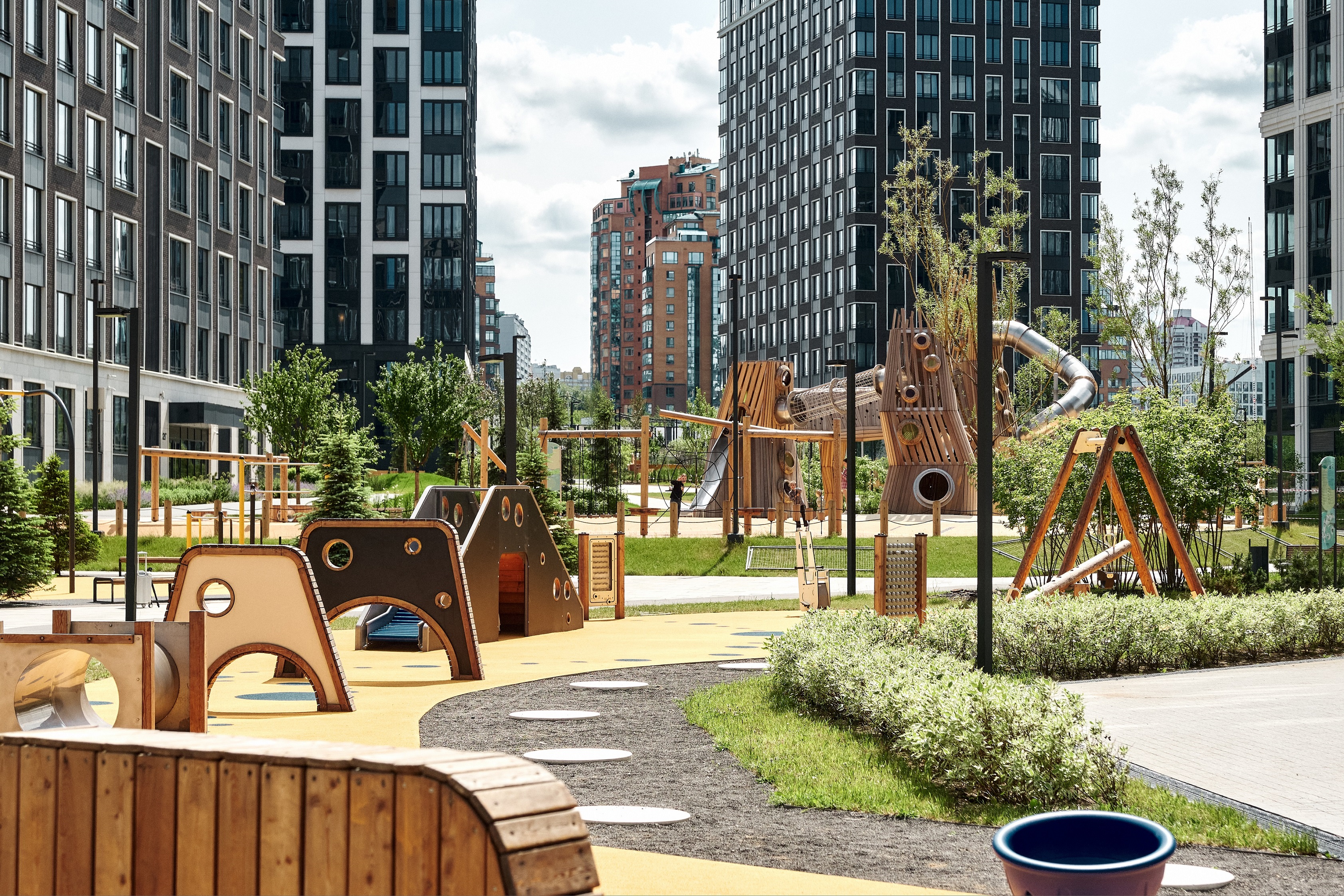 В West Garden построили детские площадки с гигантской песочницей, металлофоном и батутами