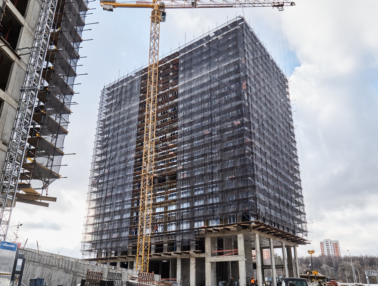 Во второй очереди West Garden началась облицовка фасадов