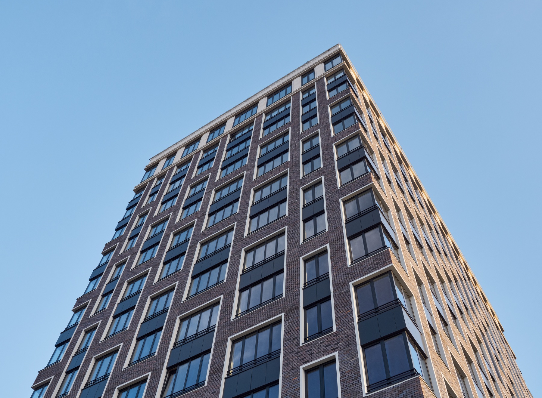 В корпусах 7, 8, 10 West Garden завершена облицовка фасадов