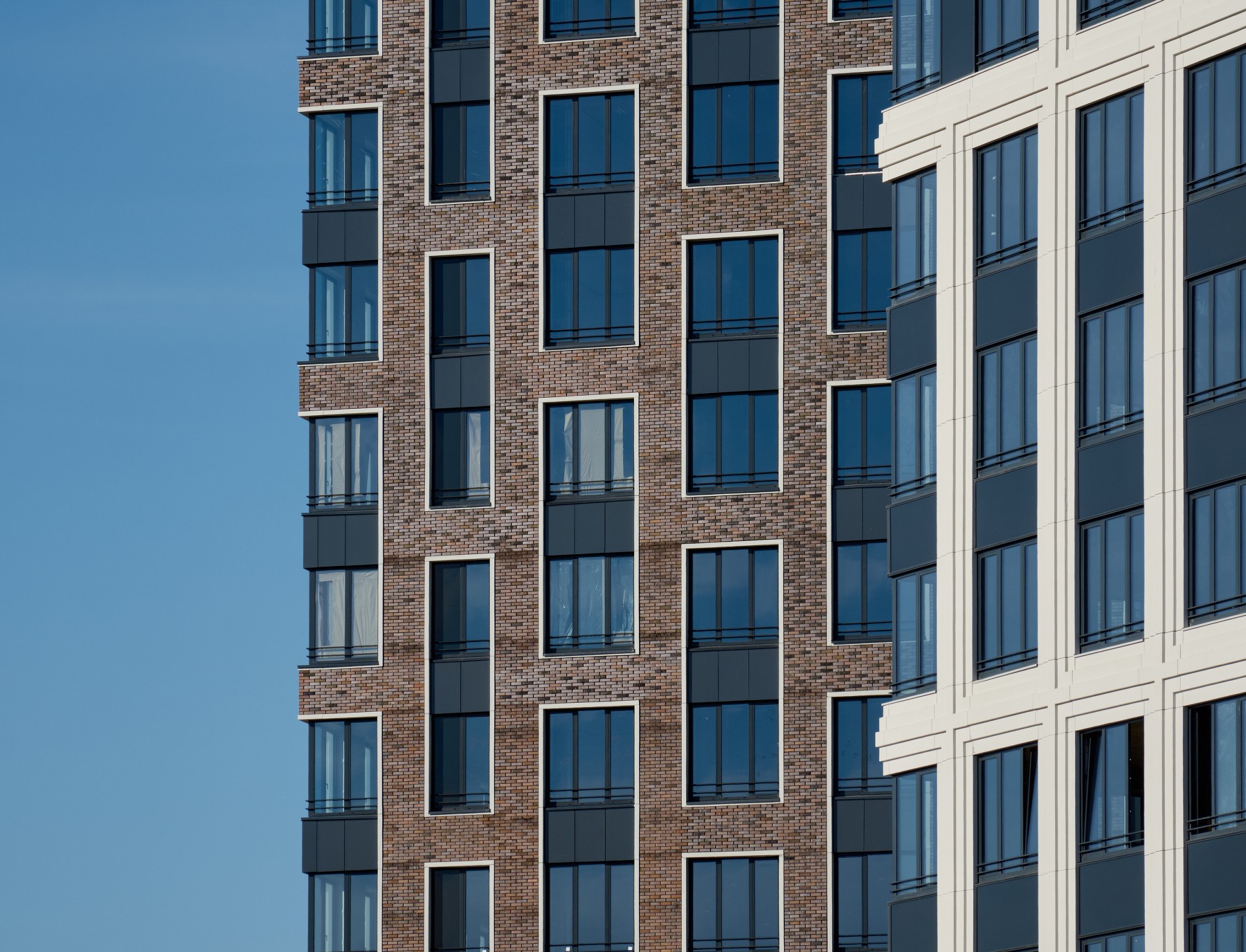 В корпусах 12, 14, 16 West Garden завершена облицовка фасадов
