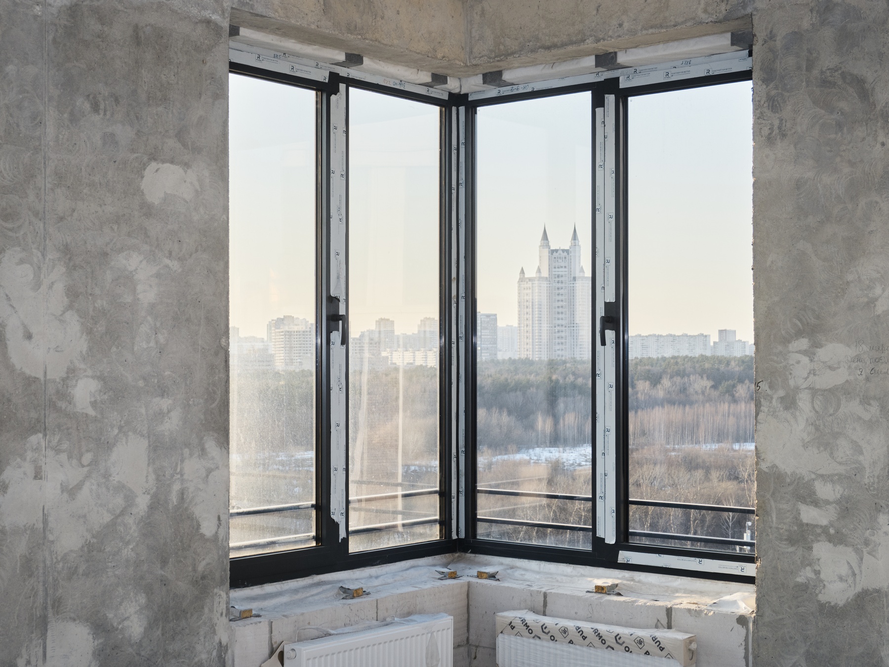 Ход монтажа окон в West Garden. Апрель 2022