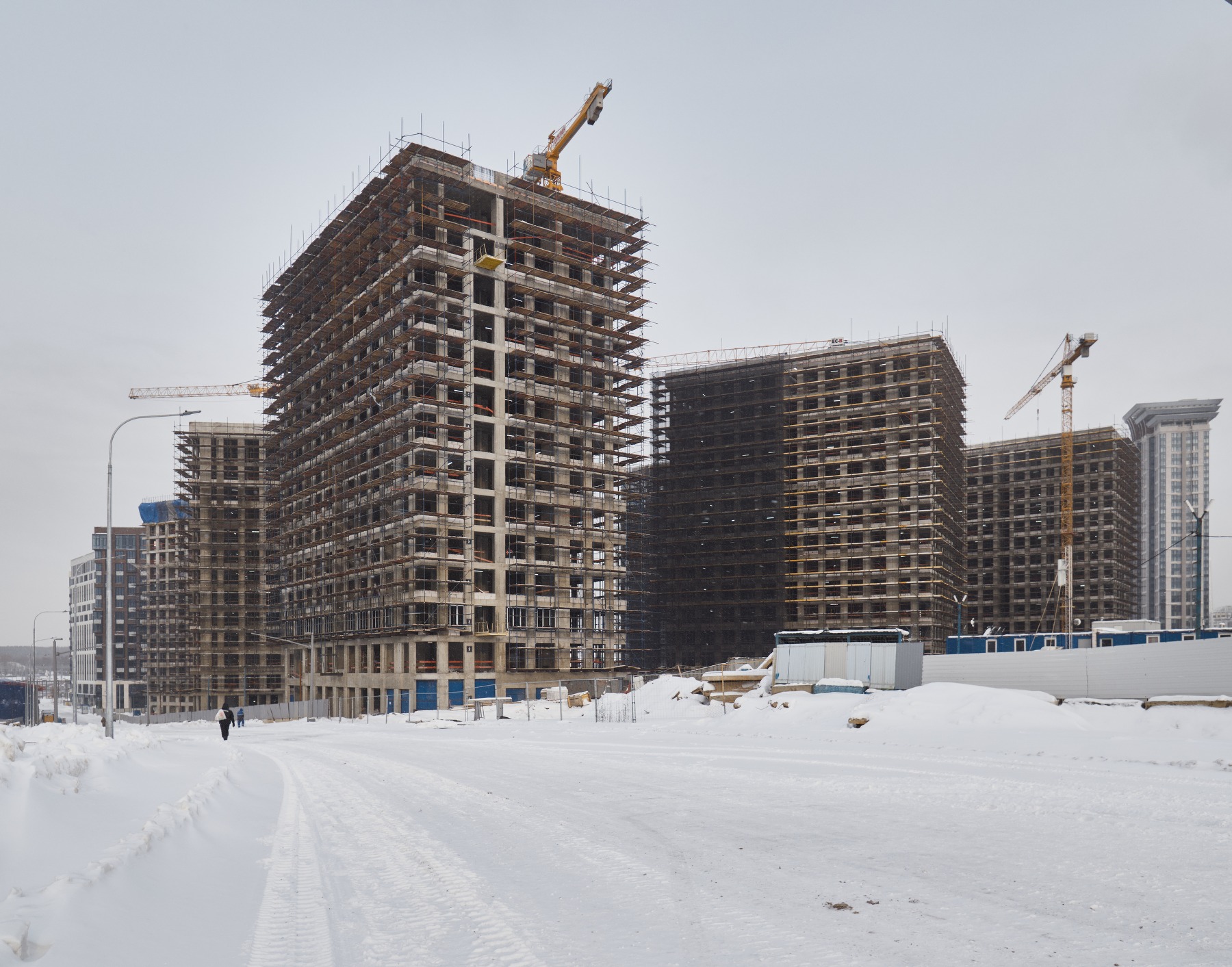 В корпусах второй очереди West Garden началась установка лифтов