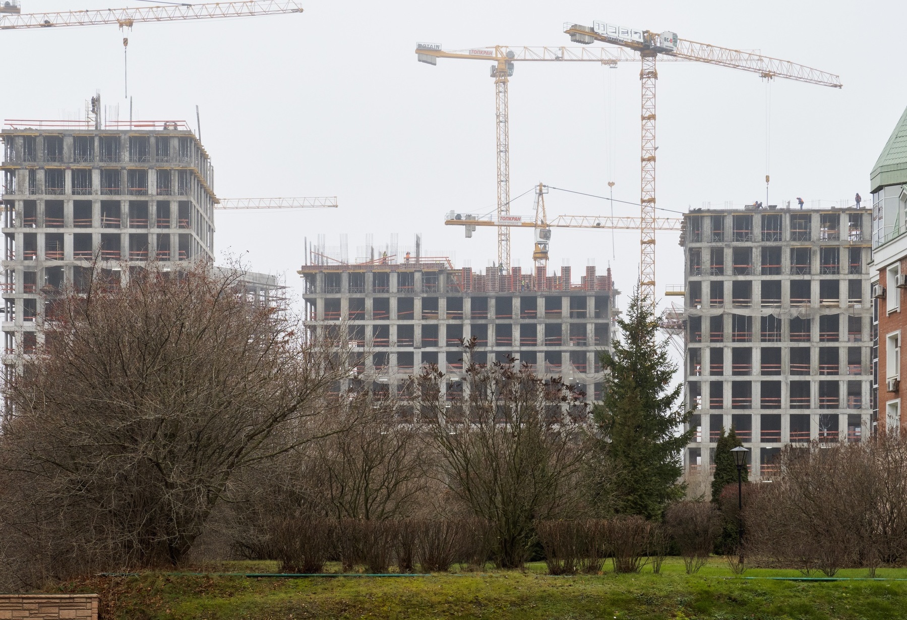 В West Garden началось устройство кровли жилых корпусов
