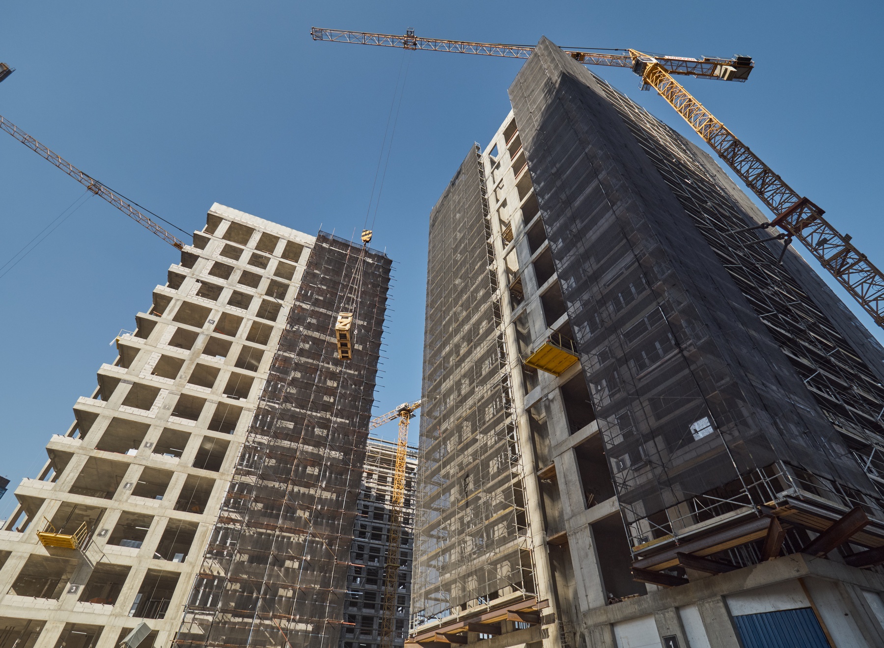 Ход монтажа лифтов в West Garden. Апрель 2022